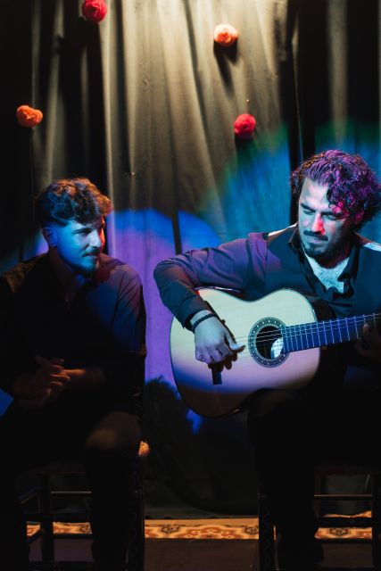 Seville: very intimate flamenco show at Casa Flamenco Azahar - Arriving in Santa Cruz on Calle Tres Cruces